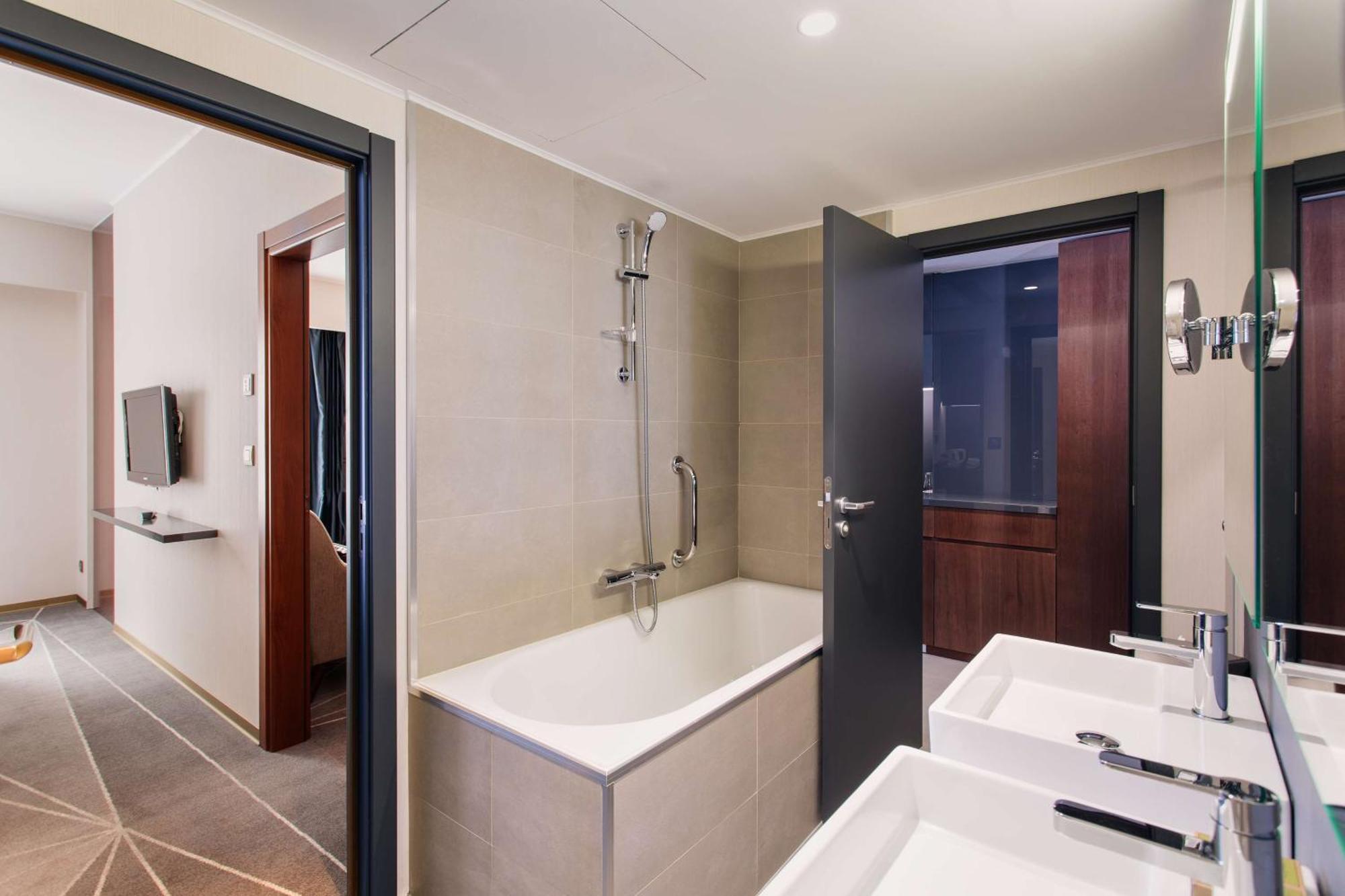 Doubletree By Hilton - Plaza Hotel